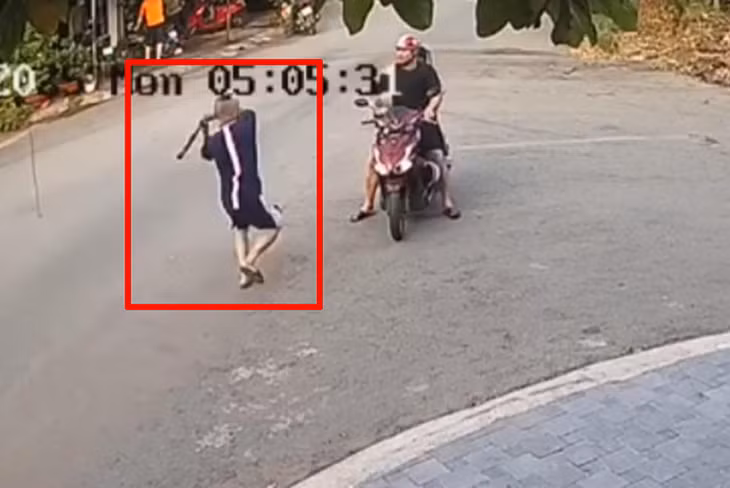 Hình ảnh Nguyễn Tiến Hải hành hung người khác bị camera nhà dân ghi lại. Ảnh chụp màn hình