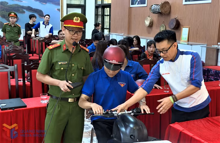 Công an huyện Hải Hà cùng Huyện đoàn phổi hợp tổ chức hướng dẫn thanh thiếu niên, học sinh đủ tuổi sử dụng xe máy, xe máy điện tham gia giao thông. Ảnh: Hồng Việt