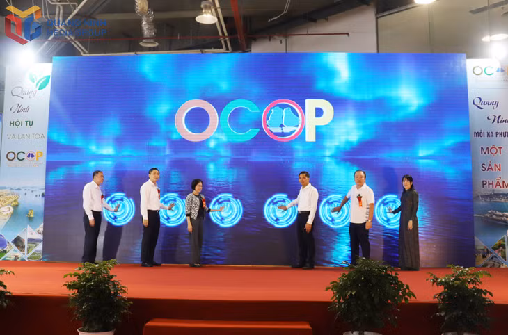 Các đại biểu bấm nút khai mạc hội chợ.