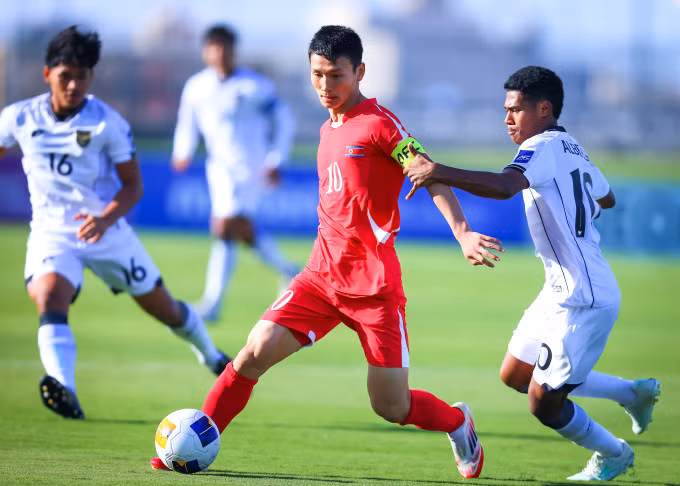Đội trưởng Triều Tiên Pak Kwang-song (áo đỏ) có hai kiến tạo trong trận thắng Indonesia 6-0 ở tứ kết U17 châu Á 2025. Ảnh: AFC