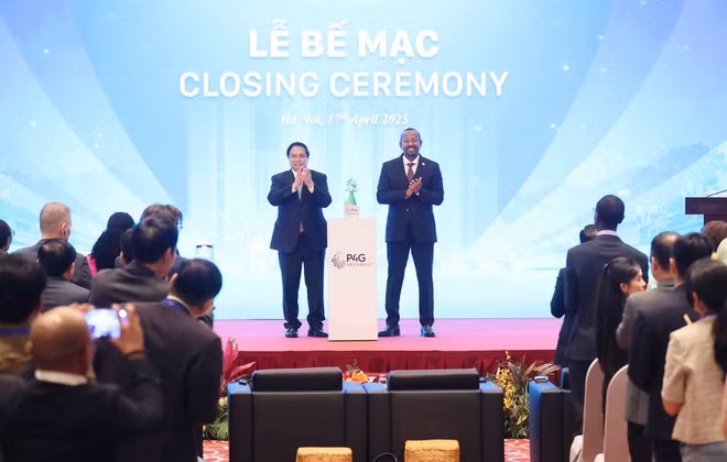 Thủ tướng Phạm Minh Chính và Thủ tướng Ethiopia Abiy Ahmed Ali tiến hành nghi lễ chuyển giao vai trò chủ nhà Hội nghị thượng đỉnh P4G lần thứ 5 (năm 2027) cho Ethiopia. (Ảnh: An Đăng/TTXVN)