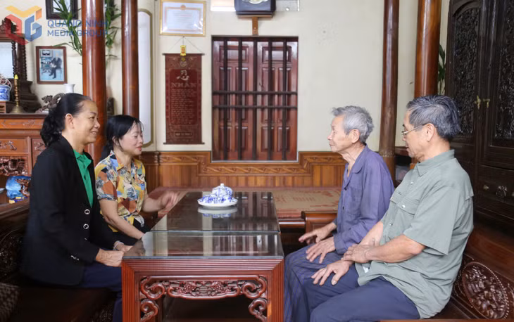 Cán bộ thôn 9, xã Hiệp Hòa tuyên truyền đến các hộ dân về chủ trương sắp xếp các đơn vị hành chính cấp xã.