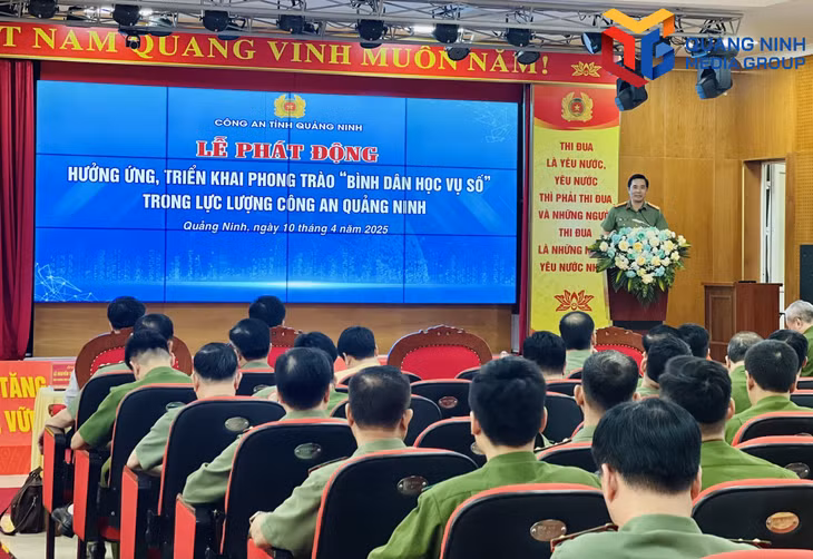Đại tá Trần Văn Phúc, Bí thư Đảng ủy, Giám đốc Công an tỉnh phát động phong trào 