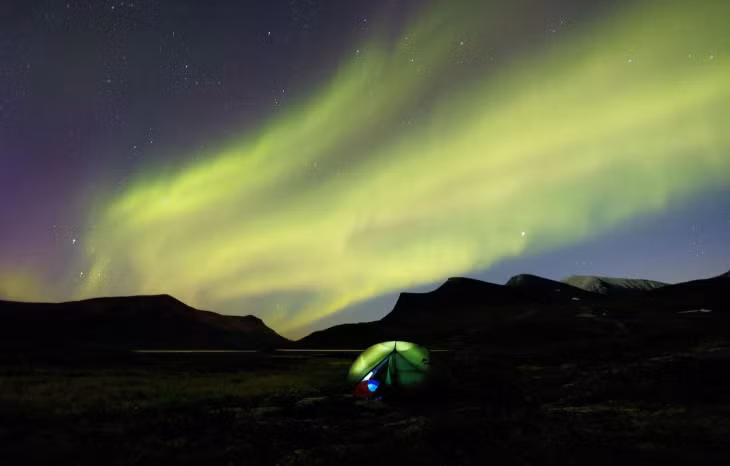 Du khách dựng lều, cắm trại ở Lapland, gần Abisko, Thụy Điển ngày 8/9/2022 để "săn" cực quang. Ảnh: Lisi Niesner/Reuters.
