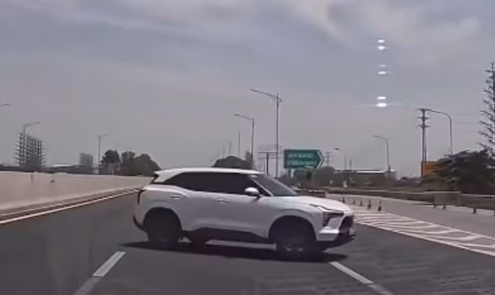 Nữ tài xế lái ô tô quay đầu trên cao tốc Hà Nội - Hải Phòng.