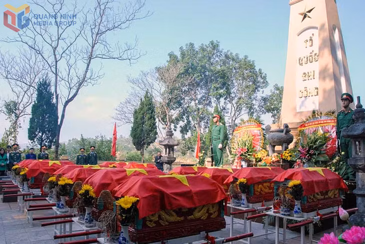 Hài cốt các liệt sĩ hy sinh tại Khe Tù được an táng theo nghi lễ trang trọng tại Nghĩa trang Liệt sĩ huyện Tiên Yên.