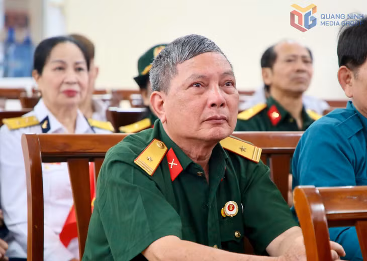 Bác Trần Xuân Nhứ, CCB từng tham gia nhiều trận đánh ác liệt ở chiến trường miền Nam và ở nước bạn Lào, khóe mắt ngấn lệ, rưng rưng xúc động khi bài hát 