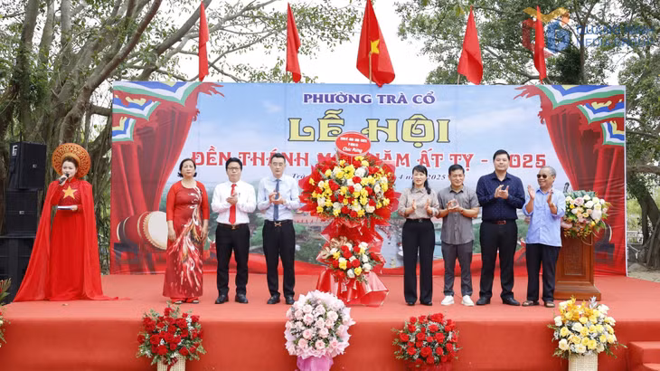 Lãnh đạo TP Móng Cái tặng hoa chúc mừng lễ hội