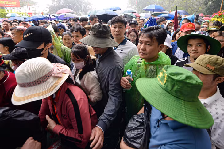 “Tôi năm nào cũng đi lễ Đền Hùng, nhưng năm nay cảm xúc đặc biệt hơn. Mưa phùn, lạnh mà lòng người lại rất ấm. Nhìn dòng người đông đúc nhưng trật tự, ai cũng kính cẩn, tôi thấy lòng mình lắng lại”, anh Nguyễn Ngọc Hưng, ở TP.HCM nói.