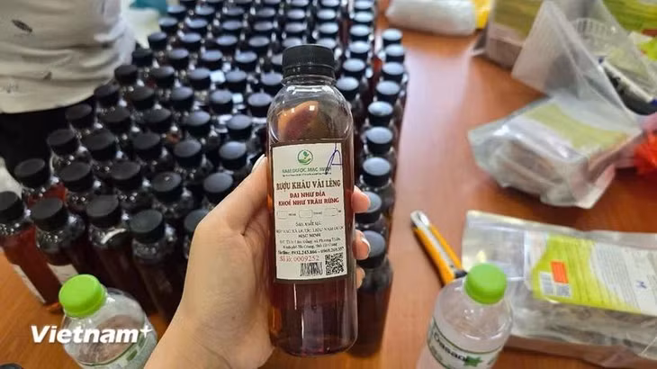 Sản phẩm rượu hỗ trợ sinh lý Kháu Vài Lèng giả do Diễn và đồng bọn sản xuất.