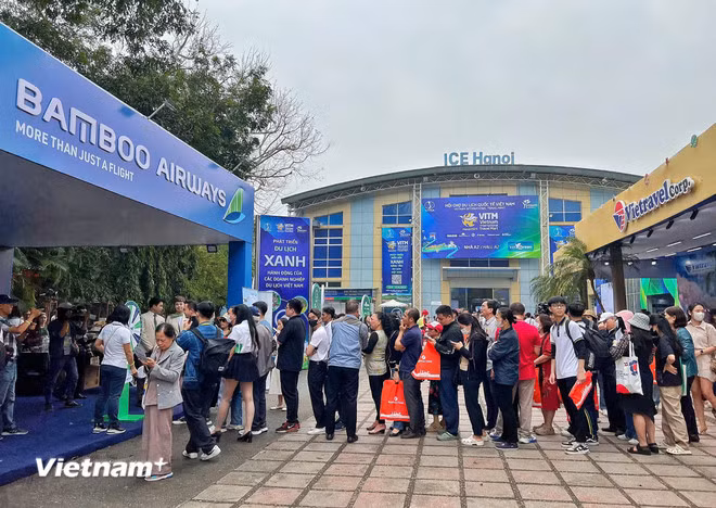 Khách tham quan xếp hàng tham gia các chương trình vui chơi có thưởng và mua vé máy bay ưu đãi ngay sau khai mạc hội chợ VITM Hà Nội 2025 vừa qua. (Ảnh: Mai Mai/Vietnam+)