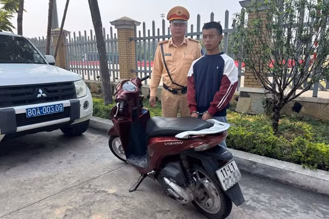 Nghi phạm trộm xe máy M.V.Q và chiếc xe liên quan vụ việc. Ảnh: Cục CSGT