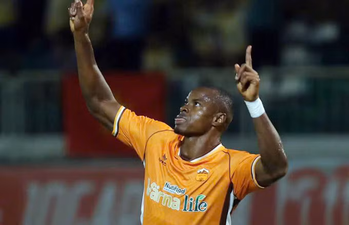 Tiền đạo Brandao mừng bàn thắng giúp HAGL thắng Hải Phòng 1-0 vòng 20 V-League 2024-2025, tối 27/4 trên sân Pleiku, Gia Lai. Ảnh: Minh Trần