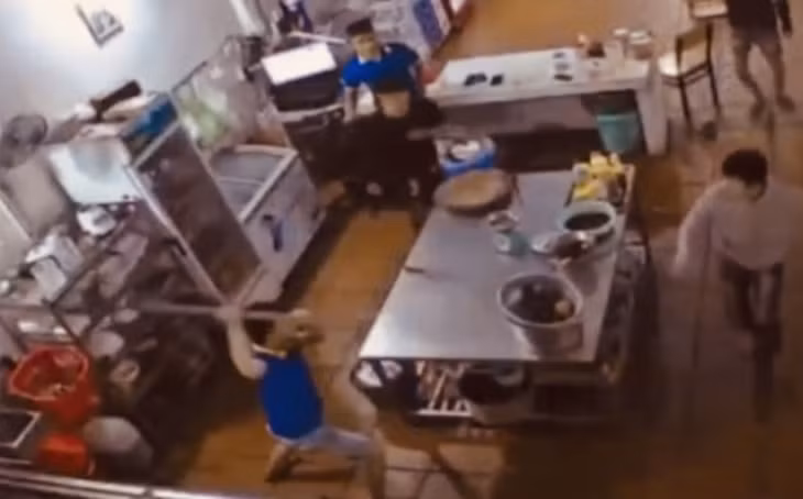 Nhóm 3 đối tượng xông vào quán gây rối và đâm chết 1 nhân viên của quán lẩu dê.