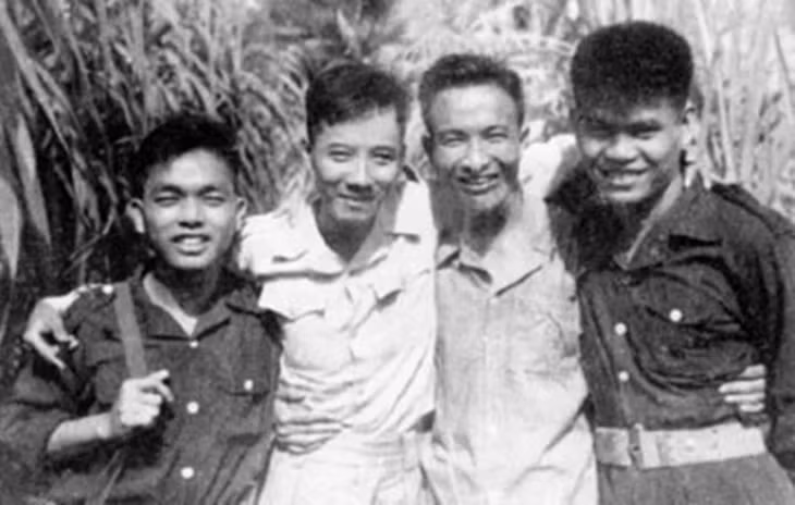 Phạm Ngọc Thảo (thứ 2 từ trái qua) thời còn tham gia kháng chiến - Ảnh tư liệu