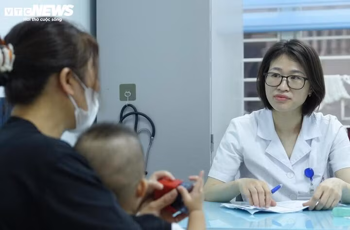 Bác sỹ Như khám và tư vấn cho trẻ mắc bệnh đường hô hấp. (Ảnh: Như Loan)