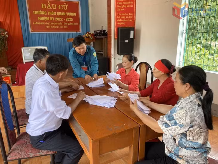 Thôn Quán Vuông (xã Bình Khê, TP Đông Triều) là một trong những đơn vị hoàn thành sớm bầu cử trưởng thôn với 100% cử tri đại diện hộ gia đình đi bỏ phiếu.