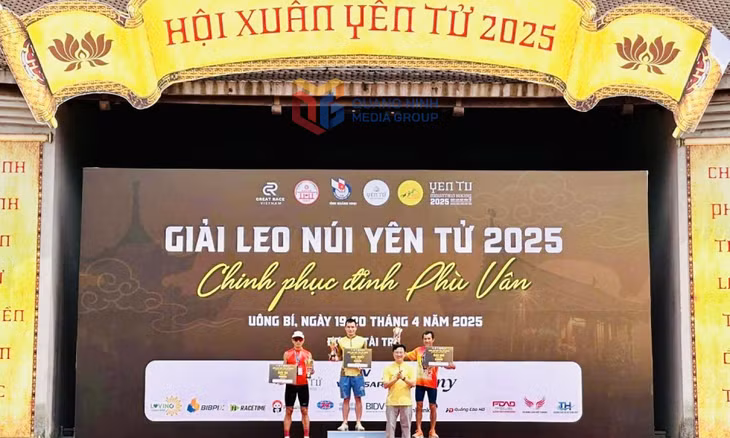 Ban Tổ chức trao Giải Nhất, Nhì, Ba cho nam VĐV.