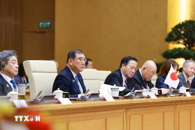Thủ tướng Ishiba Shigeru và đoàn Nhật Bản tại cuộc hội đàm với Thủ tướng Phạm Minh Chính. (Ảnh: Dương Giang/TTXVN)