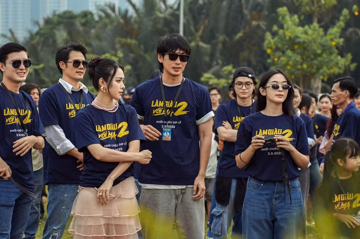 Đoàn phim Làm giàu với ma 2. Ảnh: Đoàn phim.