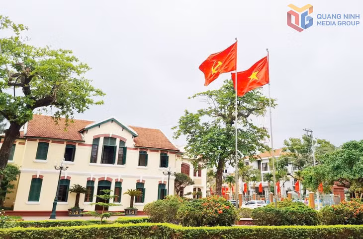 Không khí nô nức chào mừng ngày 30/4 tràn ngập tại các trụ sở cơ quan của TX Quảng Yên. Ảnh: Đình Dũng