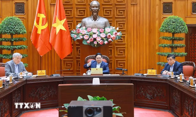 Thủ tướng Phạm Minh Chính chủ trì cuộc họp về mức áp thuế mới của Hoa Kỳ đối với hàng hóa nhập khẩu từ Việt Nam. (Ảnh: Dương Giang/TTXVN)