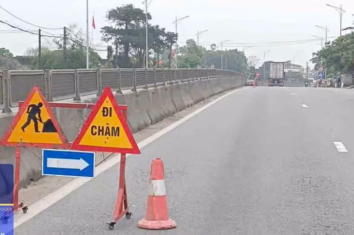 Trước khi thực hiện dọn vệ sinh trên Quốc lộ, nữ công nhân đã đặt biển báo hiệu từ xa nhưng vẫn xảy ra tai nạn. Ảnh: Đức Tuấn.