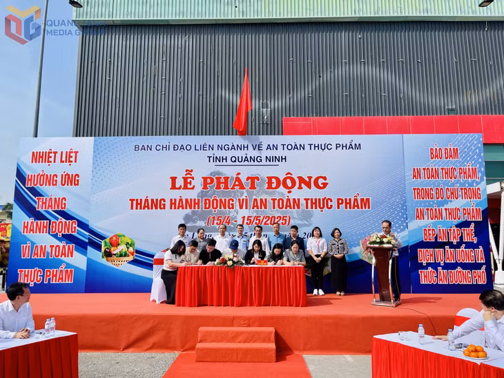 Đại diện các cơ sở sản xuất, chế biến kinh doanh thực phẩm và các nhà hàng, khách sạn, bếp ăn tập thể trên địa bàn tỉnh ký cam kết thực hiện nghiêm các quy định của pháp luật về ATTP.