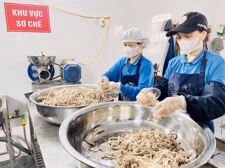 Sản xuất tại Cơ sở sản xuất mắm tép chưng thịt Long Thương (phường Quảng Yên, TX Quảng Yên).