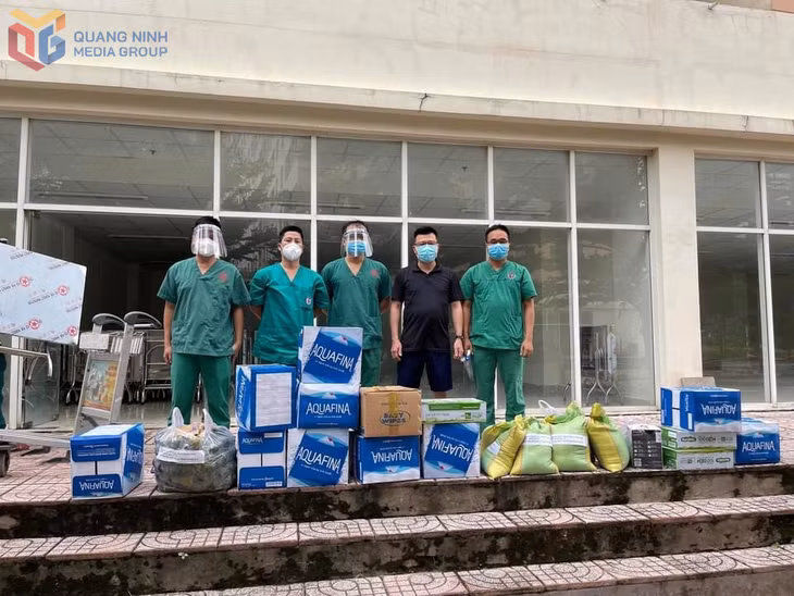 Các y, bác sĩ Quảng Ninh làm nhiệm vụ phòng chống dịch tại TP Hồ Chí Minh năm 2021 bên những phần quà của bà con đồng hương Quảng Ninh trao tặng.