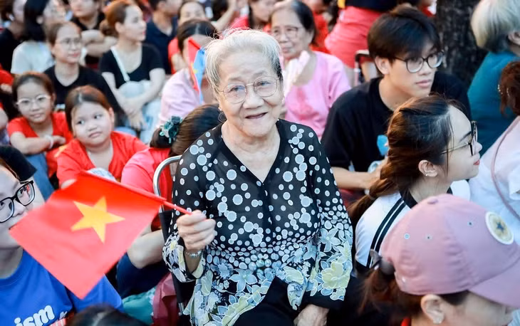 Lẫn trong tiếng vỗ tay rộn ràng của đám đông, bà Trần Thị Ngọc Sương, 77 tuổi, quê ở huyện Mang Thít, tỉnh Vĩnh Long, cho biết bà đi hơn 4 tiếng đồng hồ để có mặt tại TP.HCM xem diễu binh. “Lớn tuổi rồi, nhưng nghe có diễu binh là tôi muốn đi coi cho bằng được. Được tận mắt nhìn thấy các chiến sĩ diễu hành, lòng tôi tự hào lắm, xúc động lắm” - bà Sương nói.