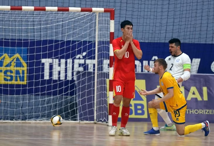 Thịnh Phát tiếc nuối trong khi thủ môn Higuita thì ăn mừng phấn khích vì cản phá thành công - Ảnh: N.K