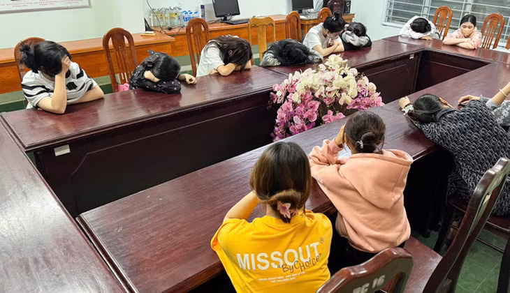 Cơ quan Công an mời những người bán dâm về trụ sở để điều tra làm rõ vụ việc.