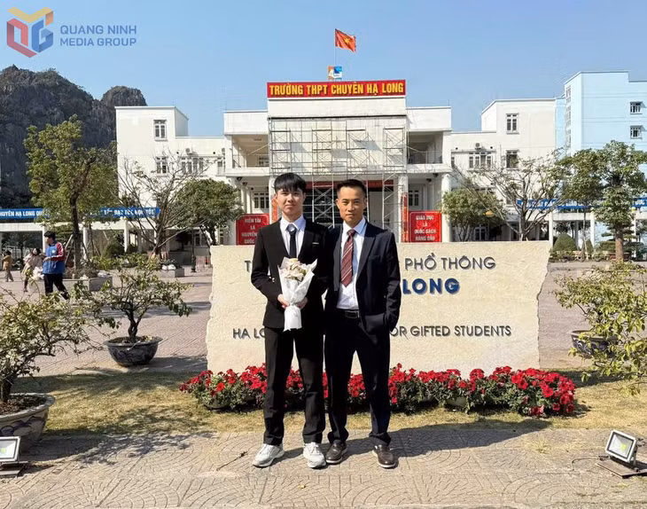 Em Ninh Quang Thắng, lớp 12 Tin, Trường THPT Chuyên Hạ Long (bên trái) chụp ảnh cùng thầy giáo chủ nhiệm Hà Đại Tôn, giáo viên môn Toán - Tin, trường THPT Chuyên Hạ Long.