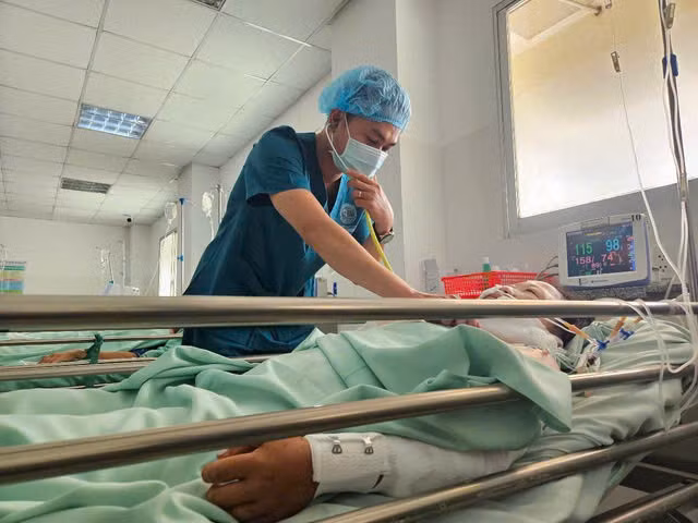 Nạn nhân 41 tuổi bị đa chấn thương nặng phải nhập viện sau khi bị chó cắn. Ảnh BV