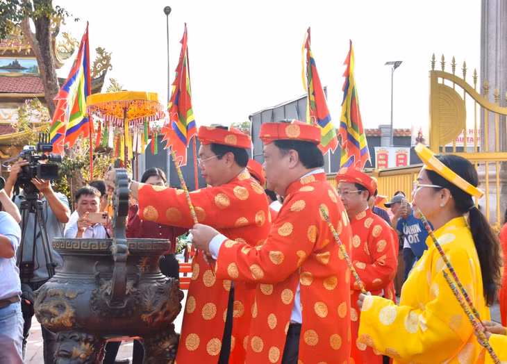 Lãnh đạo tỉnh Cà Mau và Kiên Giang dâng hương tưởng nhớ công ơn lập nước của các vị Vua Hùng.