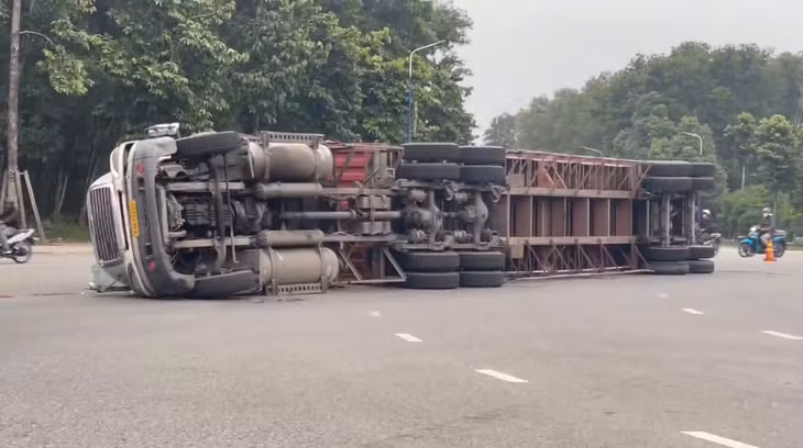 Hiện trường vụ lật xe container.