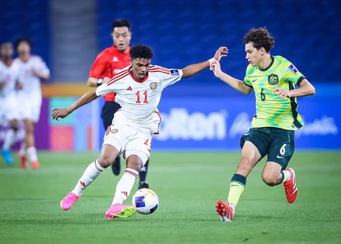 UAE (áo trắng) thắng Australia (áo xanh) 2-0 ở lượt hai bảng B U17 châu Á 2025, tại sân King Fahd, Arab Saudi ngày 7/4/2025. Ảnh: AFC