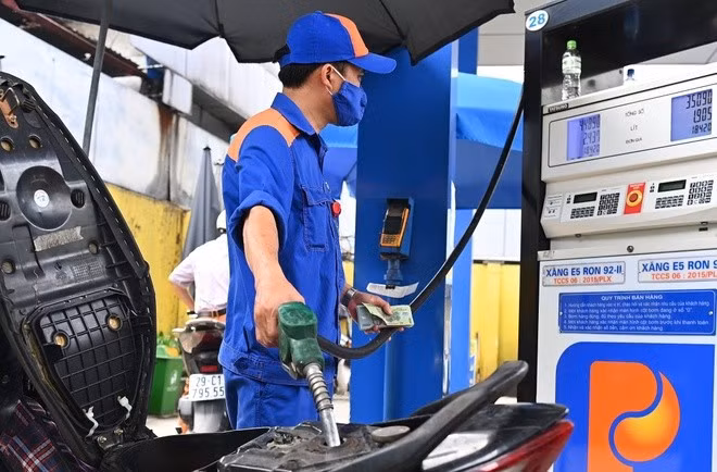 Giá xăng dầu trong nước ngày mai (17/4/2025) dự báo tiếp tục giảm theo giá thế giới. Nếu không tác động đến Quỹ bình ổn, giá xăng có thể giảm 330 - 420 đồng/lít. Ảnh: TT