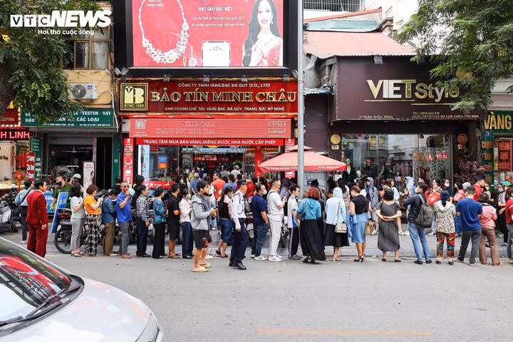Dù giá vàng đạt đỉnh, nhiều người vẫn xếp hàng mua vàng ngày 17/4. (Ảnh: Minh Đức).
