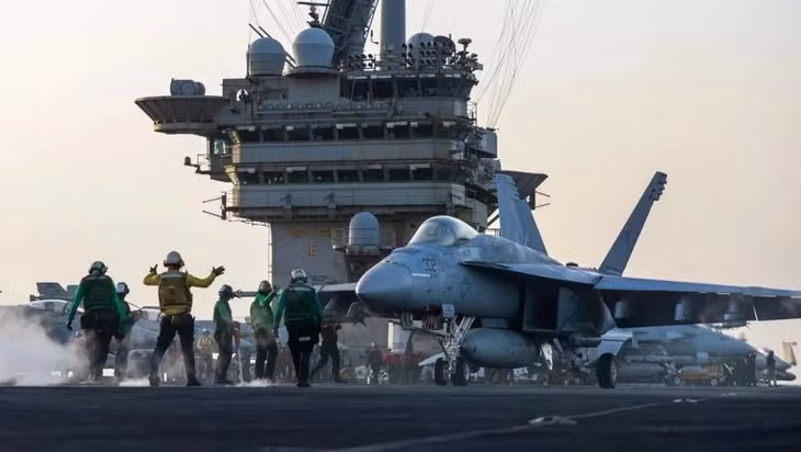 Máy bay F-18 chuẩn bị cất cánh trên tàu sân bay. (Nguồn: CNN)