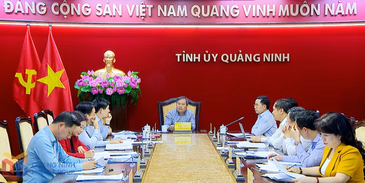 Đồng chí Vũ Đại Thắng, Ủy viên Trung ương Đảng, Bí thư Tỉnh ủy, chủ trì cuộc họp giao ban Thường trực Tỉnh ủy.