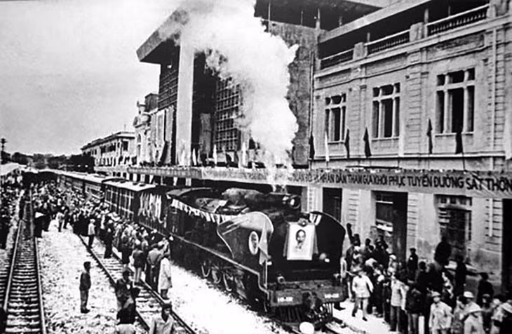 Hình ảnh chuyến tàu Thống Nhất đầu tiên khởi hành từ ga Hà Nội ngày 31/12/1976. Ảnh: Tư liệu TTXVN phát.
