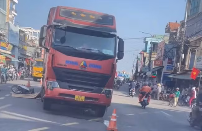 Hiện trường vụ TNGT làm một người phụ nữ tử vong.