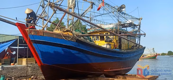Thành viên Nghiệp đoàn nghề cá huyện Hải Hà sơn sửa tàu chuẩn bị cho những chuyển đi biển tiếp theo.