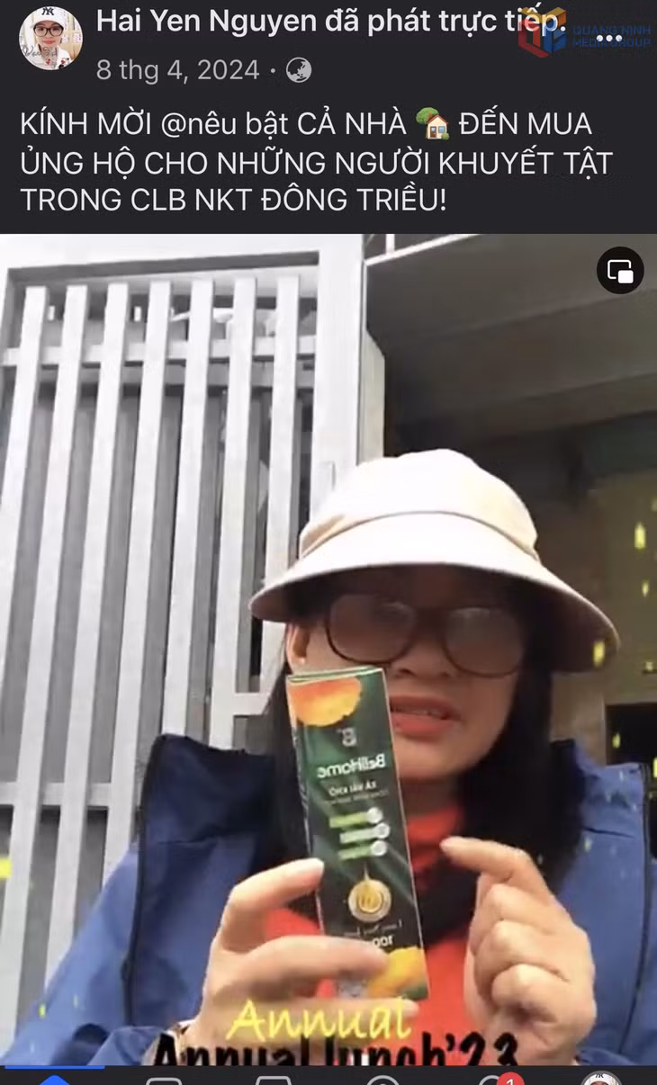 Chị Nguyễn Thị Hải Yến, Chủ nhiệm CLB NKT Đông Triều, thực hiện livestream bán hàng qua mạng để hướng dẫn, hỗ trợ hội viên làm quen với công việc mới trên môi trường MXH.