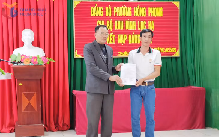 Bí thư Chi bộ khu Bình Lục Hạ (phường Hồng Phong, TP Đông Triều) trao quyết định 