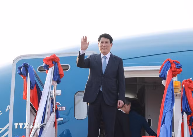 Chủ tịch nước Lương Cường tại sân bay quốc tế Wattay, thủ đô Vientiane, Lào. (Ảnh: Lâm Khánh/TTXVN)