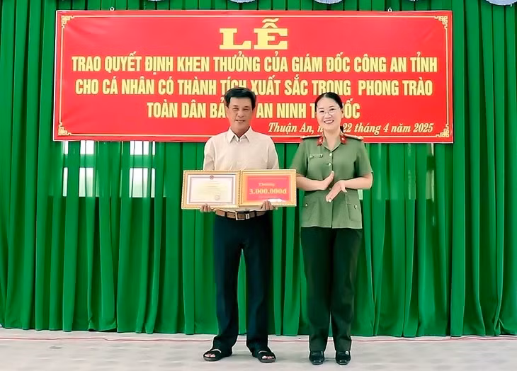 Tài xế xe ôm được khen thưởng vì nhanh trí chở hung thủ sát hại 2 người vào đồn công an - Ảnh: Công an Vĩnh Long