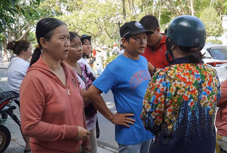 Chị Huỳnh Thị Ngọc Bích (ngoài cùng bên trái) vẫn chưa tin vụ cháy cướp đi sinh mạng hai người chị gái của mình. Ảnh: T.X